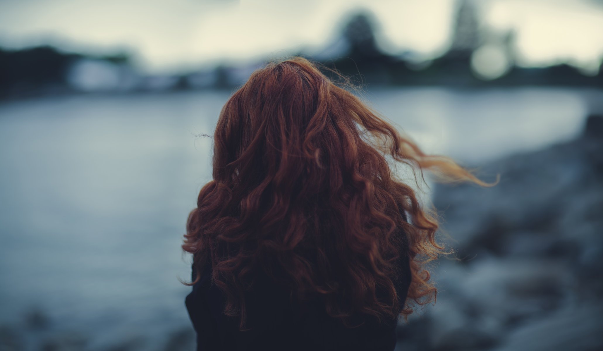 mädchen locken haare bokeh makro wind