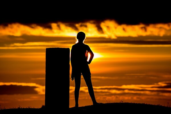 Silueta de una niña al atardecer