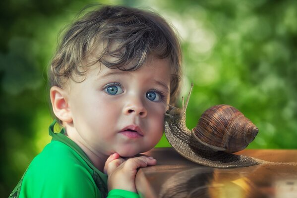 Schnecke küsste einen kleinen Jungen