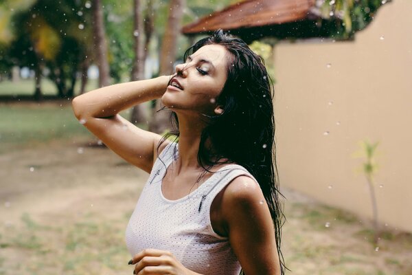 Bruna sotto la pioggia estiva