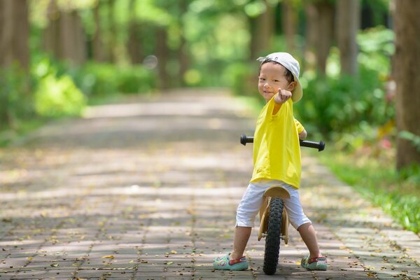 Niño en bicicleta con el estado de ánimo del verano