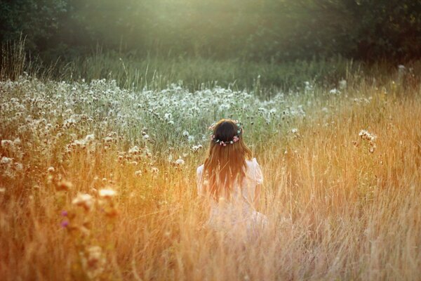 Ragazza nel campo con una corona nei capelli