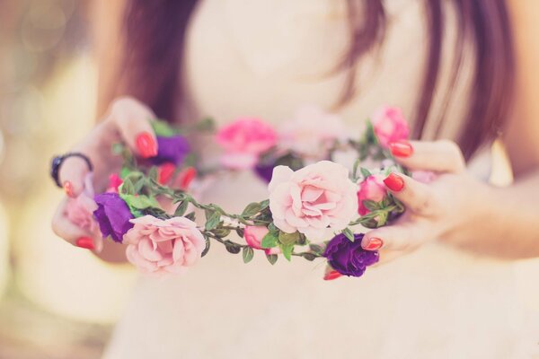 Glückliche Braut mit süßem Blumenkranz