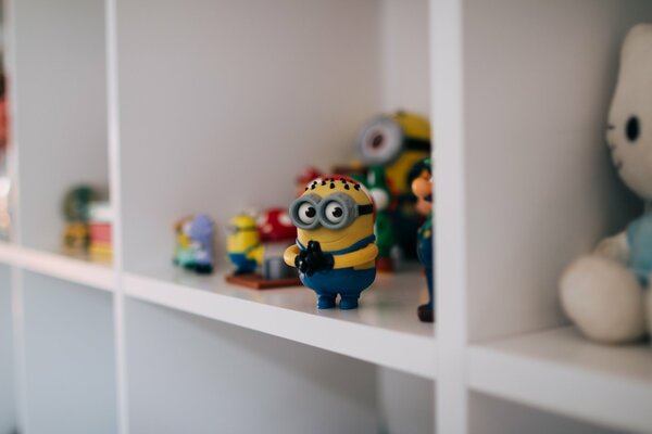 Minion im Regal mit Spielzeug