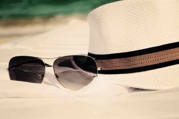 Strandurlaub mit Hut und Brille