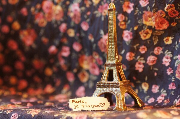 Statuetta della Torre Eiffel su uno scialle floreale