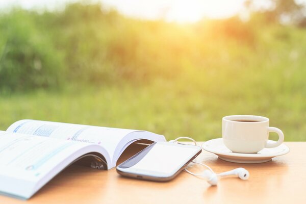 Telefono libro e tazza sul tavolo