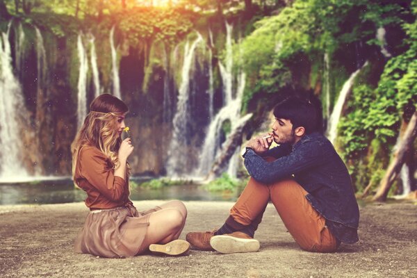 Foto di Alessandro Di Cicco con un ragazzo e una ragazza vicino a una cascata
