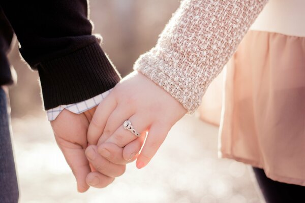 Les mains de gars et les filles se tiennent à l amour