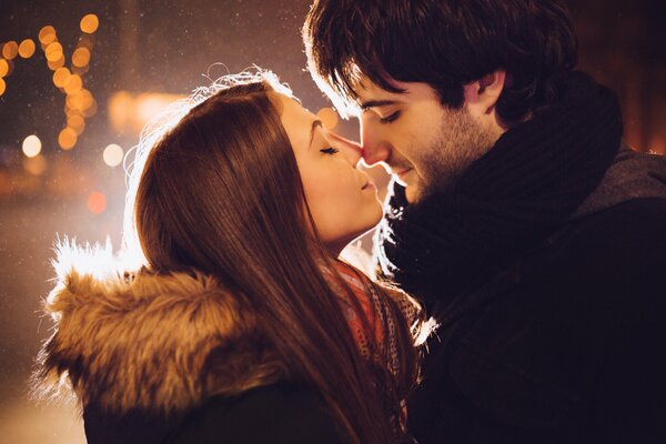 Chica y chico beso en la calle