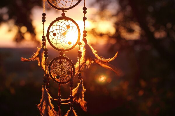 Atrapasueños con plumas al atardecer
