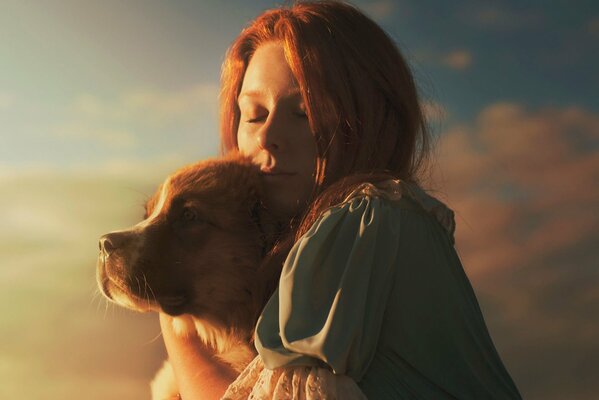 Chica con perro a la luz del sol