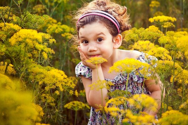 La petite princesse est sortie de marcher dans la prairie