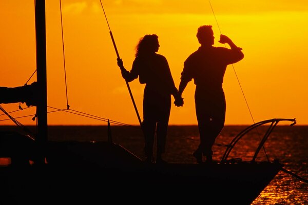 Ragazza e ragazzo sullo sfondo del tramonto