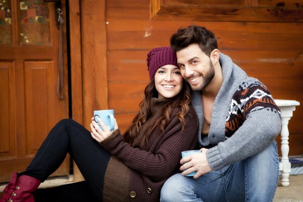Pareja de enamorados con ropa de otoño sonriendo
