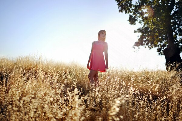 Chica caminando por el campo