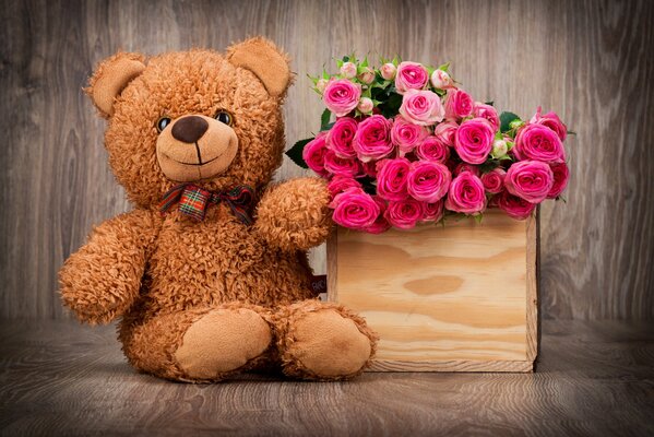 Teddybär mit einem Korb mit Rosen
