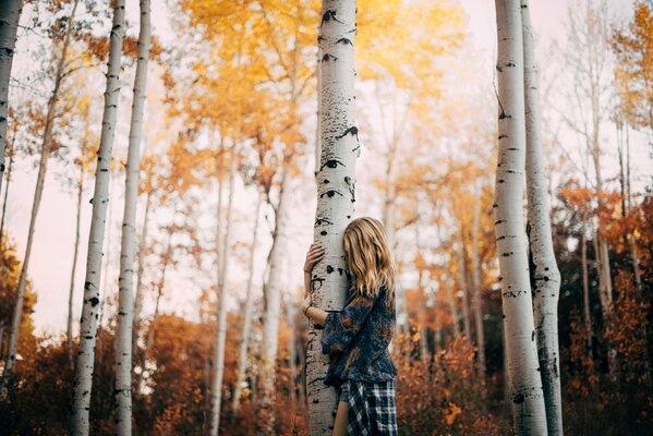 Umore autunnale della ragazza con la foresta