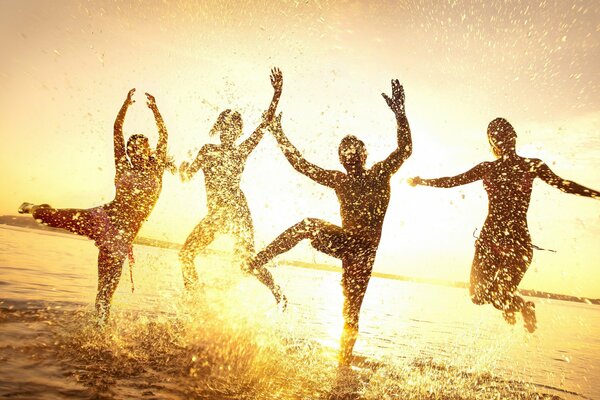 Felicità. Divertimento della gente al tramonto