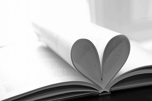 Romantisches Herz aus Buchseiten