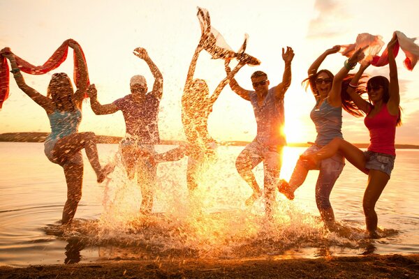 Jóvenes en la playa, humor feliz