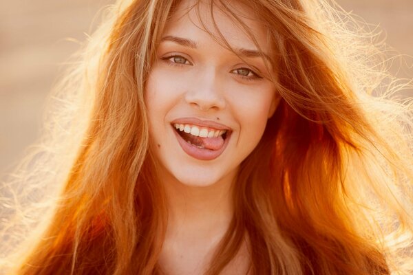La belle rousse de la jeune fille sourit un après-midi d été