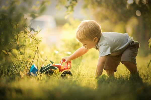 Garçon joue avec une machine à écrire dans l herbe