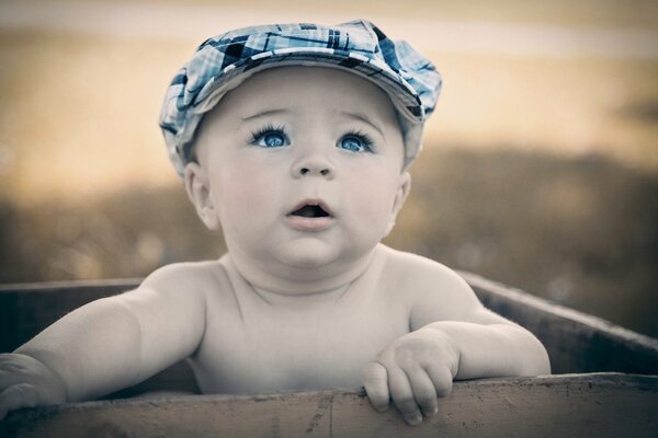 Bebé con ojos azules con gorra