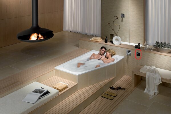 Le jeune couple prend un bain ensemble
