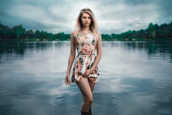 Fille seule au bord du lac