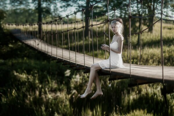 Chica con vestido de verano en el puente