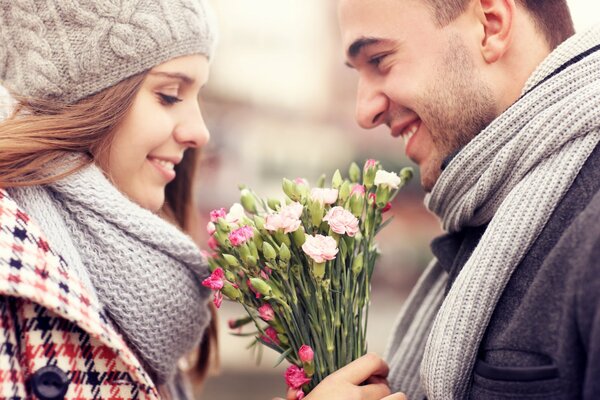 Ragazza e ragazzo-bella coppia con un sorriso
