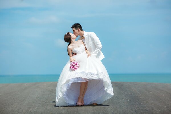 Sposa e sposo sullo sfondo dell orizzonte del mare