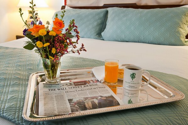 Caffè a letto con fiori