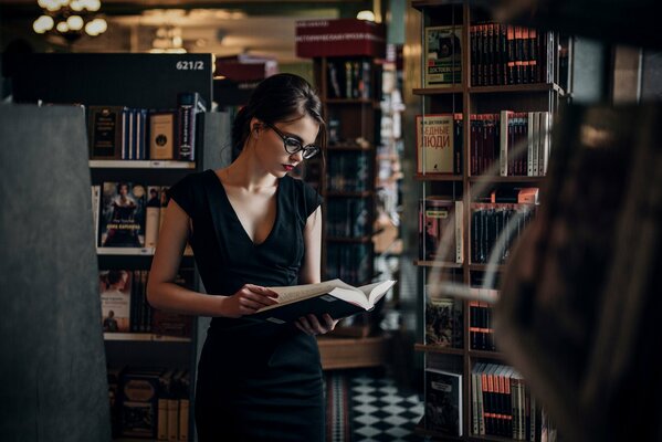 Oktyabrina Maximova la lecture de livres dans la bibliothèque