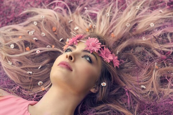 Chica con corona y flores en el pelo