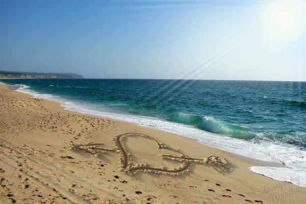 Dessin de coeur sur le sable de mer