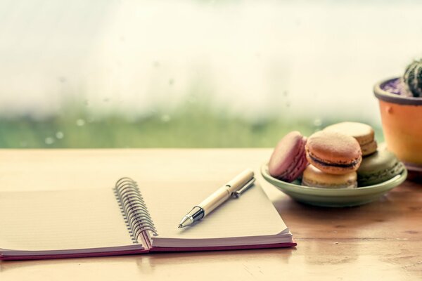 Tortini in un piatto su un tavolo e un taccuino con una penna