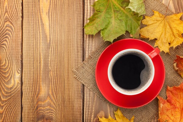 Natura morta caffè e foglie d autunno