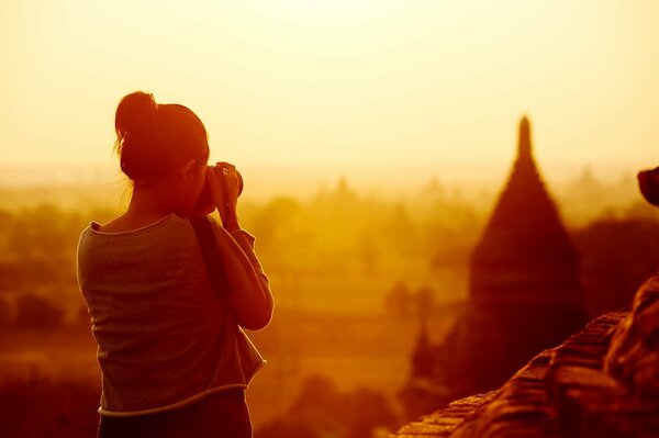 A girl with a camera meets the dawn