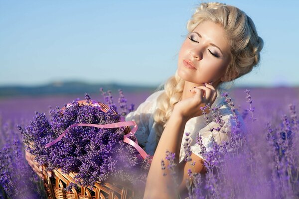 Un encantador recolector de lavanda rubia con una canasta se hunde en este mar lila