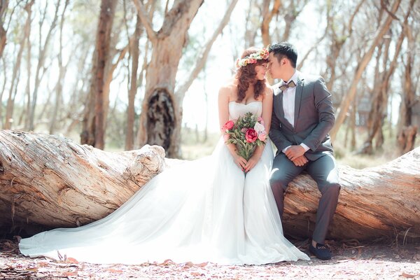 Mädchen im Hochzeitskleid mit langer Schleppe