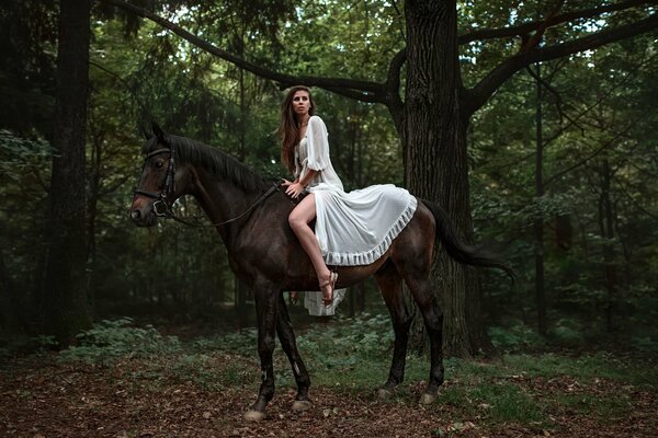 Ragazza in pinoir a cavallo