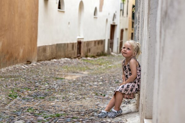 Ragazza pensierosa appoggiata al muro