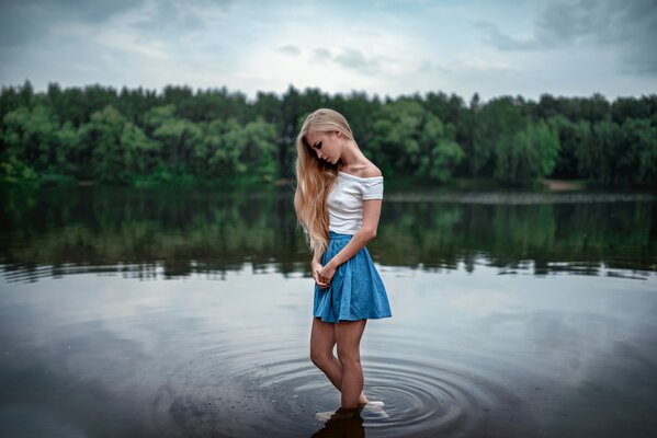 Красивая девушка на фоне реки