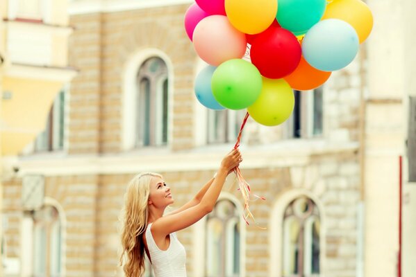 Glückliches Mädchen mit Luftballons