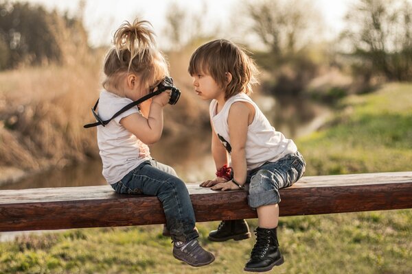 Una bambina fotografa un amico