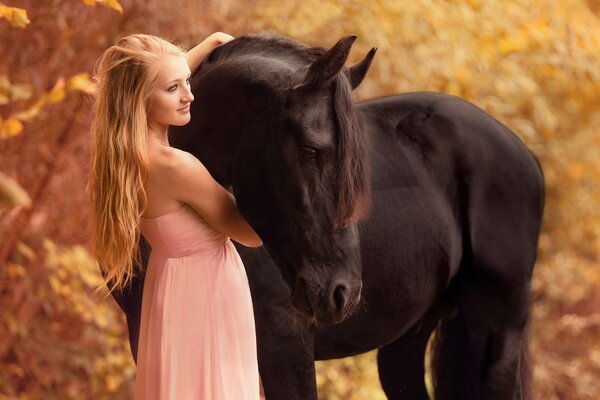 Chica abrazando a un caballo negro