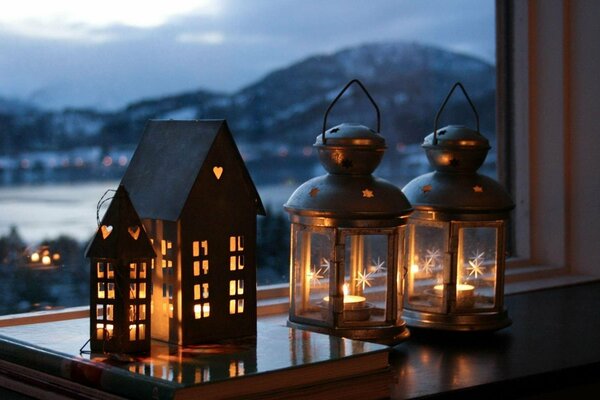 Weihnachtskerzenhalter am Fenster mit Blick auf die Berge