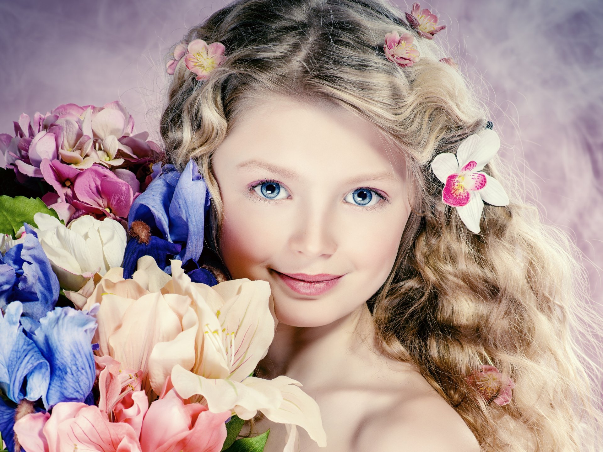 la petite fille les cheveux les fleurs les yeux bleus le portrait le regard